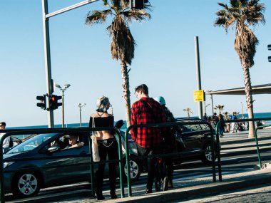 Tel Aviv İsrail 17 Ocak 2019 bilinmeyenli İsrail halkının öğleden sonra Tel Aviv sokaklarında yürüyüş görünümü