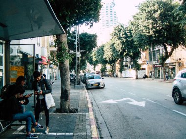 Tel Aviv İsrail 17 Ocak 2019 İsrail insanlar otobüs stand Tel Aviv sokaklarında öğleden sonra bilinmeyen görünümü