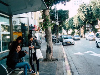 Tel Aviv İsrail 17 Ocak 2019 İsrail insanlar otobüs stand Tel Aviv sokaklarında öğleden sonra bilinmeyen görünümü