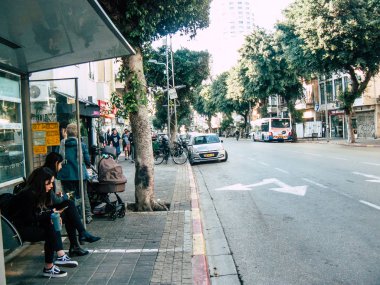 Tel Aviv İsrail 17 Ocak 2019 İsrail insanlar otobüs stand Tel Aviv sokaklarında öğleden sonra bilinmeyen görünümü
