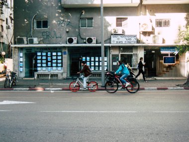 Tel Aviv İsrail 17 Ocak 2019 bilinmeyen bir İsrail kişinin görünümü elektrikli bisiklet sabah Tel Aviv Merkezi