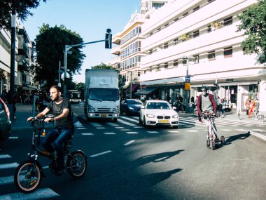Tel Aviv İsrail 17 Ocak 2019 bilinmeyen bir İsrail kişinin görünümü elektrikli bisiklet sabah Tel Aviv Merkezi