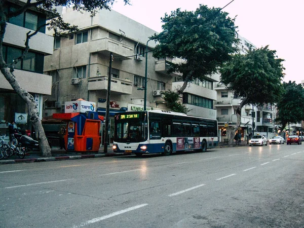 イスラエル テルアビブ 2019 日午後にテル アビブの通りの交通循環の古典的なイスラエルの市バスのビュー — ストック写真