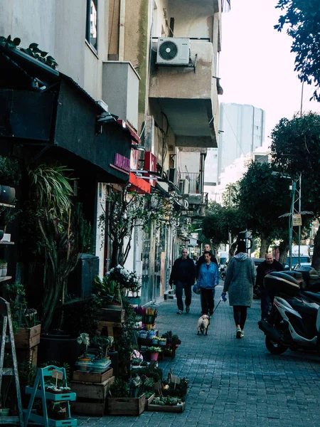 Tel Aviv İsrail 17 Ocak 2019 bilinmeyenli İsrail halkının öğleden sonra Tel Aviv sokaklarında yürüyüş görünümü