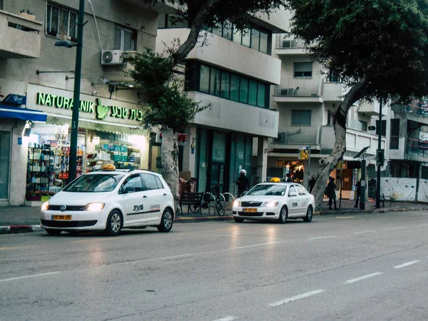 特拉维夫以色列 2019年1月17日2019年1月17日下午在特拉维夫街头滚动的以色列传统出租车的看法 — 图库照片