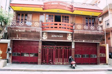 Pondicherry Tamil Nadu Hindistan 21 Ocak 2018 Labourdonnais sokak görünümünü yer alan Fransız Sömürge şehir Pondicherry beyaz Town bölgesinde, sabah