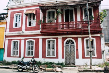Pondicherry Tamil Nadu Hindistan 21 Ocak 2018 Labourdonnais sokak görünümünü yer alan Fransız Sömürge şehir Pondicherry beyaz Town bölgesinde, sabah