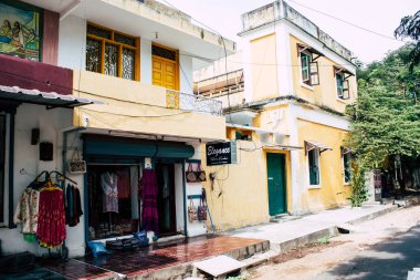 Pondicherry Tamil Nadu Hindistan 21 Ocak 2018 Labourdonnais sokak görünümünü yer alan Fransız Sömürge şehir Pondicherry beyaz Town bölgesinde, sabah