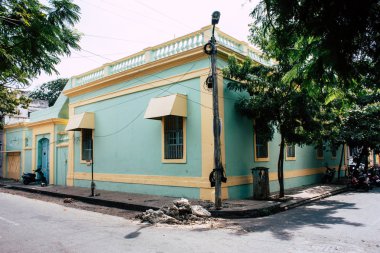 Pondicherry Tamil Nadu Hindistan 21 Ocak 2018 Labourdonnais sokak görünümünü yer alan Fransız Sömürge şehir Pondicherry beyaz Town bölgesinde, sabah