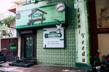 Pondicherry Tamil Nadu Hindistan 21 Ocak 2018 Labourdonnais sokak görünümünü yer alan Fransız Sömürge şehir Pondicherry beyaz Town bölgesinde, sabah