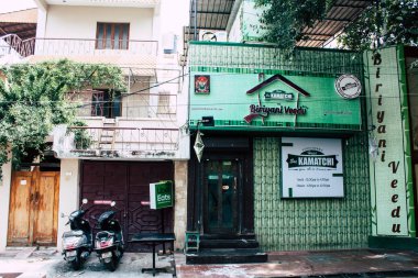 Pondicherry Tamil Nadu Hindistan 21 Ocak 2018 Labourdonnais sokak görünümünü yer alan Fransız Sömürge şehir Pondicherry beyaz Town bölgesinde, sabah