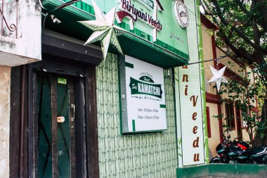 Pondicherry Tamil Nadu Hindistan 21 Ocak 2018 Labourdonnais sokak görünümünü yer alan Fransız Sömürge şehir Pondicherry beyaz Town bölgesinde, sabah