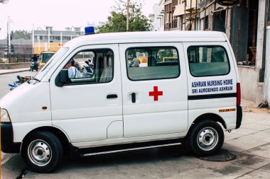 Pondicherry Tamil Nadu Hindistan 21 Ocak 2018 bir ambulans görünümünü sabah Fransız Sömürge şehir Pondicherry bölgesinde beyaz şehir sokaklarında Park