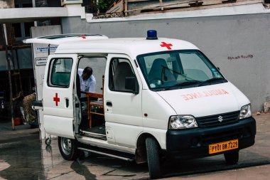 Pondicherry Tamil Nadu Hindistan 21 Ocak 2018 bir ambulans görünümünü sabah Fransız Sömürge şehir Pondicherry bölgesinde beyaz şehir sokaklarında Park