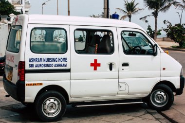 Pondicherry Tamil Nadu Hindistan 21 Ocak 2018 bir ambulans görünümünü sabah Fransız Sömürge şehir Pondicherry bölgesinde beyaz şehir sokaklarında Park
