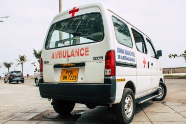 Pondicherry Tamil Nadu Hindistan 21 Ocak 2018 bir ambulans görünümünü sabah Fransız Sömürge şehir Pondicherry bölgesinde beyaz şehir sokaklarında Park