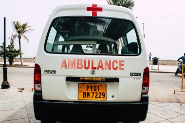 Pondicherry Tamil Nadu Hindistan 21 Ocak 2018 bir ambulans görünümünü sabah Fransız Sömürge şehir Pondicherry bölgesinde beyaz şehir sokaklarında Park