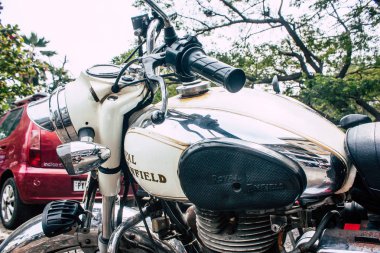 Pondicherry Tamil Nadu Hindistan 21 Ocak 2019 Royal Enfield motosiklet görünümünü sabah Fransız Sömürge şehir Pondicherry bölgesinde beyaz şehir sokaklarında Park