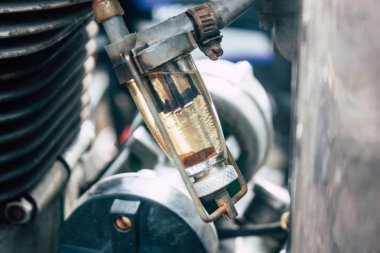 Pondicherry Tamil Nadu Hindistan 21 Ocak 2019 Royal Enfield motosiklet görünümünü sabah Fransız Sömürge şehir Pondicherry bölgesinde beyaz şehir sokaklarında Park