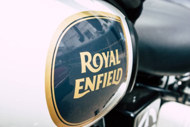 Pondicherry Tamil Nadu Hindistan 21 Ocak 2019 Royal Enfield motosiklet görünümünü sabah Fransız Sömürge şehir Pondicherry bölgesinde beyaz şehir sokaklarında Park