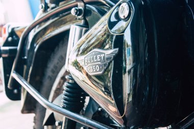 Fort Cochin Kerala Hindistan 30 Aralık 2018 Royal Enfield motosiklet görünümünü Park Fort Cochin sokaklarında sabah