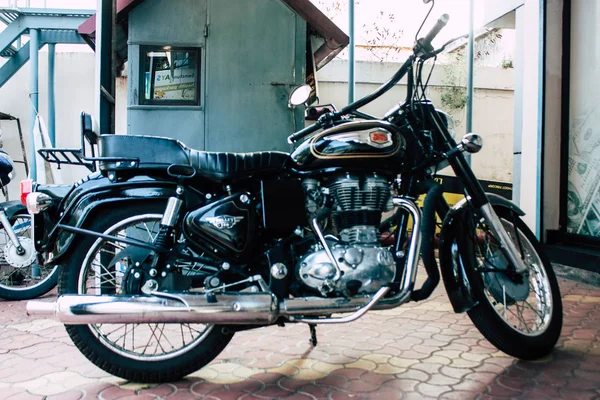 Fort Cochin Kerala Hindistan 30 Aralık 2018 Royal Enfield motosiklet görünümünü Park Fort Cochin sokaklarında sabah