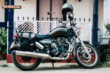 Fort Cochin Kerala Hindistan 30 Aralık 2018 Royal Enfield motosiklet görünümünü Park Fort Cochin sokaklarında sabah