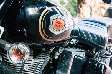 Fort Cochin Kerala Hindistan 30 Aralık 2018 Royal Enfield motosiklet görünümünü Park Fort Cochin sokaklarında sabah