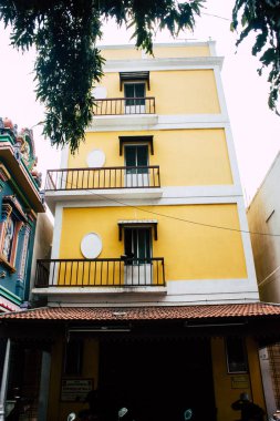 Pondicherry Tamil Nadu Hindistan 21 Ocak 2019 Fransız sömürge Pondicherry sabah bölgesinde beyaz şehir sokaklarında mimarisini görünümünü