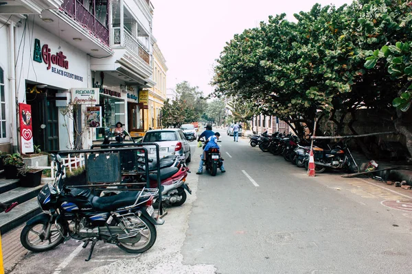 ポンディシェリ連邦直轄地域のタミル ナードゥ州インド 2019 日朝のポンディシェリのフランス植民地都市でホワイト タウン地区の通りのアーキテクチャのビュー — ストック写真