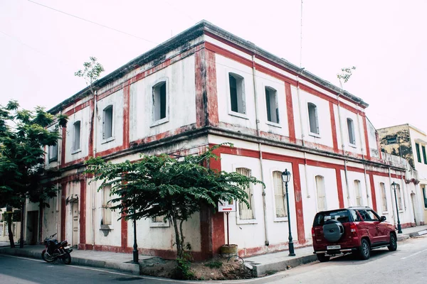Pondicherry Tamil Nadu Hindistan 21 Ocak 2019 Fransız sömürge Pondicherry sabah bölgesinde beyaz şehir sokaklarında mimarisini görünümünü