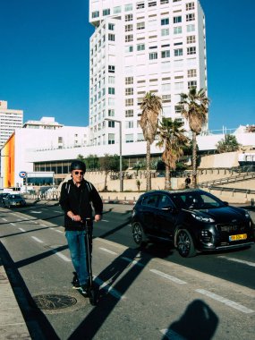 Tel Aviv İsrail 18 Ocak 2019 bilinmeyen bir İsrail kişinin öğleden sonra Tel Aviv sahil yolunda bir elektrikli bisiklet sürüş görünümü