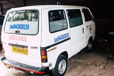 Pondicherry Tamil Nadu Hindistan 21 Ocak 2018 bir ambulans görünümünü sabah Fransız Sömürge şehir Pondicherry bölgesinde beyaz şehir sokaklarında Park