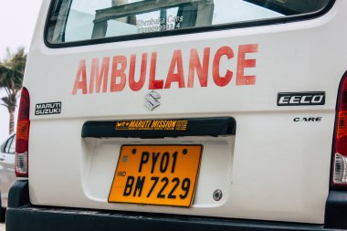 Pondicherry Tamil Nadu Hindistan 21 Ocak 2018 bir ambulans görünümünü sabah Fransız Sömürge şehir Pondicherry bölgesinde beyaz şehir sokaklarında Park