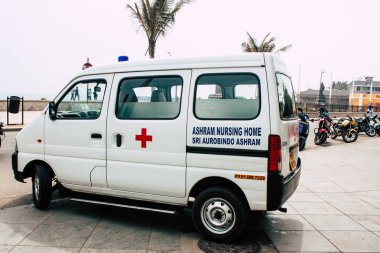 Pondicherry Tamil Nadu Hindistan 21 Ocak 2018 bir ambulans görünümünü sabah Fransız Sömürge şehir Pondicherry bölgesinde beyaz şehir sokaklarında Park