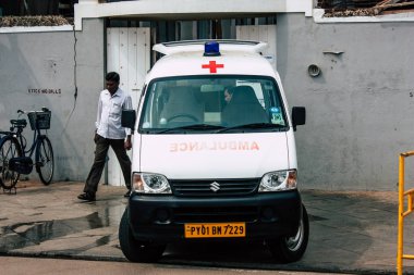 Pondicherry Tamil Nadu Hindistan 21 Ocak 2018 bir ambulans görünümünü sabah Fransız Sömürge şehir Pondicherry bölgesinde beyaz şehir sokaklarında Park