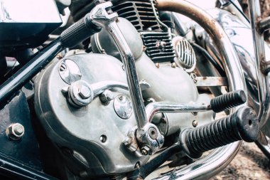 Pondicherry Tamil Nadu Hindistan 21 Ocak 2019 Royal Enfield motosiklet görünümünü sabah Fransız Sömürge şehir Pondicherry bölgesinde beyaz şehir sokaklarında Park