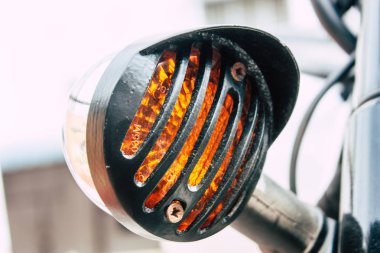 Pondicherry Tamil Nadu Hindistan 21 Ocak 2019 Royal Enfield motosiklet görünümünü sabah Fransız Sömürge şehir Pondicherry bölgesinde beyaz şehir sokaklarında Park