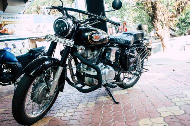 Fort Cochin Kerala Hindistan 30 Aralık 2018 Royal Enfield motosiklet görünümünü Park Fort Cochin sokaklarında sabah