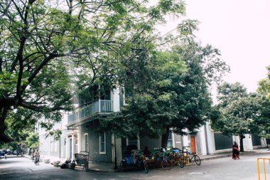 Pondicherry Tamil Nadu Hindistan 21 Ocak 2019 Fransız sömürge Pondicherry sabah bölgesinde beyaz şehir sokaklarında mimarisini görünümünü