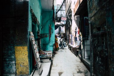 Varanasi Hindistan 19 Kasım 2018 Varanasi eski bölge dar sokakta öğleden sonra bilinmeyen Hint insanlar görünümünü