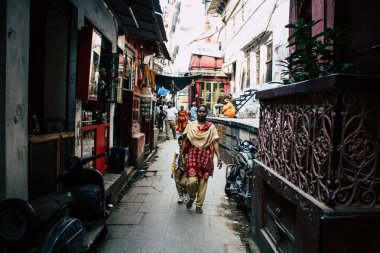 Varanasi Hindistan 19 Kasım 2018 Varanasi eski bölge dar sokakta öğleden sonra bilinmeyen Hint insanlar görünümünü