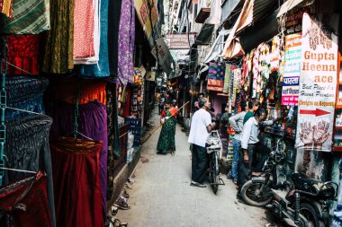 Varanasi Hindistan 19 Kasım 2018 Varanasi eski bölge dar sokakta öğleden sonra bilinmeyen Hint insanlar görünümünü