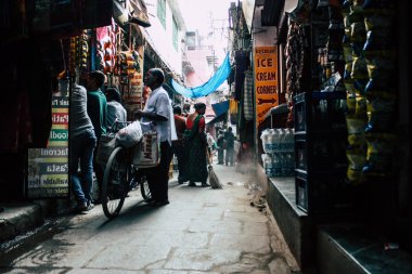 Varanasi Hindistan 19 Kasım 2018 Varanasi eski bölge dar sokakta öğleden sonra bilinmeyen Hint insanlar görünümünü