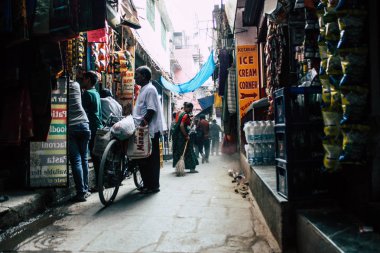 Varanasi Hindistan 19 Kasım 2018 Varanasi eski bölge dar sokakta öğleden sonra bilinmeyen Hint insanlar görünümünü