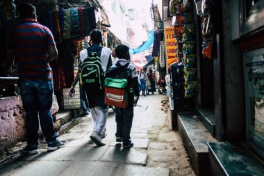 Varanasi Hindistan 19 Kasım 2018 Varanasi eski bölge dar sokakta öğleden sonra bilinmeyen Hint insanlar görünümünü