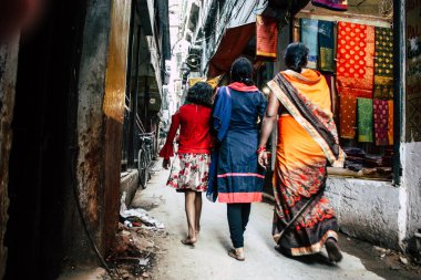 Varanasi Hindistan 19 Kasım 2018 Varanasi eski bölge dar sokakta öğleden sonra bilinmeyen Hint insanlar görünümünü