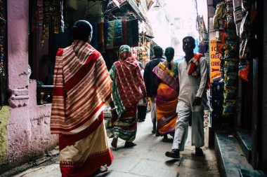 Varanasi Hindistan 19 Kasım 2018 Varanasi eski bölge dar sokakta öğleden sonra bilinmeyen Hint insanlar görünümünü