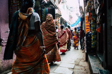 Varanasi Hindistan 19 Kasım 2018 Varanasi eski bölge dar sokakta öğleden sonra bilinmeyen Hint insanlar görünümünü