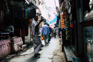 Varanasi Hindistan 19 Kasım 2018 Varanasi eski bölge dar sokakta öğleden sonra bilinmeyen Hint insanlar görünümünü